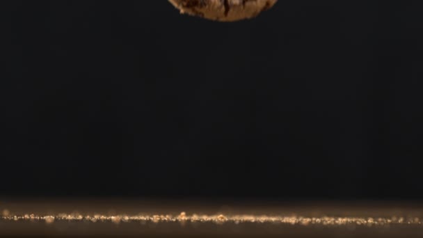 Chocolate Chip Cookie Fällt Zeitlupe Die Tischfläche Krümel Fliegen Durch — Stockvideo