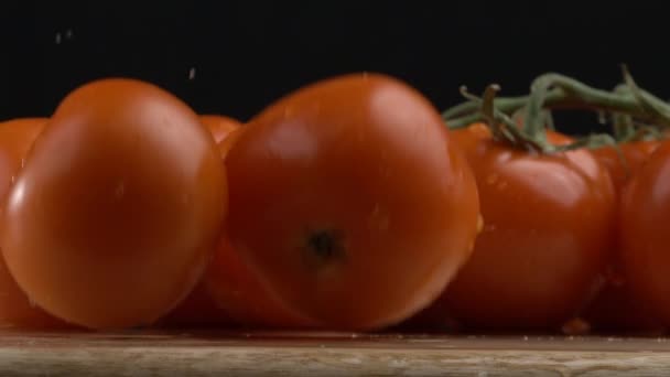 Crisp Captura Super Lenta Tomates Frescos Tropeçando Uma Superfície Madeira — Vídeo de Stock