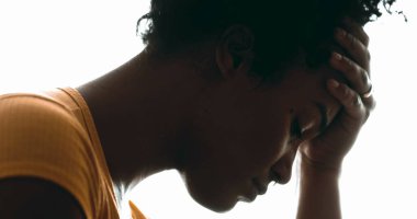 İçten, Depresyonla Mücadele Eden Genç Kadın Düşünceli Profil Yakın plan Baş Tutma, Acı Çeken Duygusal Acı