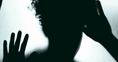 Cam bariyerlere yaslanan umutsuz kişi, çözülmüş pencerelere bastıran depresyon ve izolasyonla boğuşan kişi. Ruh sağlığı mücadelesi betimlemesi