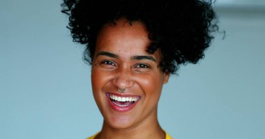 Mutlu Afrika kökenli, gülümseyen ve gülen genç kadın, Otantik Neşeli İfadenin Yakın Çekimi, 20 'li yaşlarda Kameraya Bakan Siyah Kadın