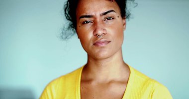 Baskı altında, yüzünü kapatan siyah bir Latin kadın pişmanlık ve endişeden bunalmış, akıl hastalığıyla boğuşuyor. Afrika kökenli 20 'li yaşlarda acı çeken bir kadın.