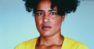 Genç siyahi bir kadın, kameraya direkt olarak ağzı açık ve şok olmuş bir şekilde bakan haberlere olumsuz tepki veriyor. 20 'li yaşların inançsızlığı