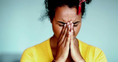 Baskı altında, yüzünü kapatan siyah bir Latin kadın pişmanlık ve endişeden bunalmış, akıl hastalığıyla boğuşuyor. Afrika kökenli 20 'li yaşlarda acı çeken bir kadın.