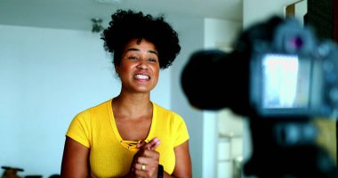 Enerjik Genç Siyah Vemale Vlogger Web Kanalı için Kamera Öngörüleri, 20 'lerin İçerik Yaratıcısı Dijital Medya Etkin