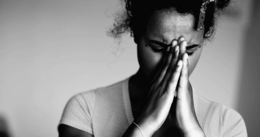 Genç, siyahi, kederli, kederli, zihinsel hastalıkla boğuşan, siyah ve beyaz dramatik siyah ve tek renkli Afrikalı bir yüz. 