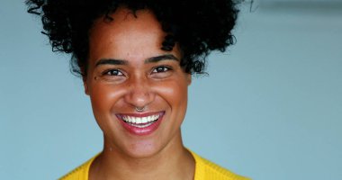 Mutlu Afrika kökenli, gülümseyen ve gülen genç kadın, Otantik Neşeli İfadenin Yakın Çekimi, 20 'li yaşlarda Kameraya Bakan Siyah Kadın