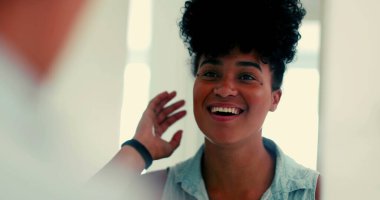 Genç, mutlu, siyah Brezilyalı bir kadın aynanın önünde saç stilini değiştirip dışarı çıkmaya hazırlanıyor. Zarif Afrikalı Amerikalı 20 'li yaşlarda gülümseyen kendine güvenen yetişkin bir kız.