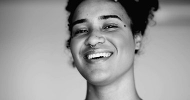 Afrika 'dan Gelen Mutlu Siyah Latin Kameraya Gülümseyen Siyah ve Beyaz Brezilya' lı 20 'li yaşlardaki Genç Kadın Tek Renkli Portresi Dost İfadesi 