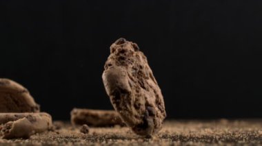 Çikolata parçacıklı kurabiyelerin Süper Yavaş Çekim Görüntüsü Havada Kırıntılar Olan Masaya İniyor