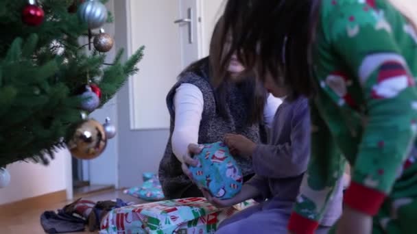 Presente Manhã Natal Desembrulhando Com Família Mãe Crianças Presentes Abertura — Vídeo de Stock