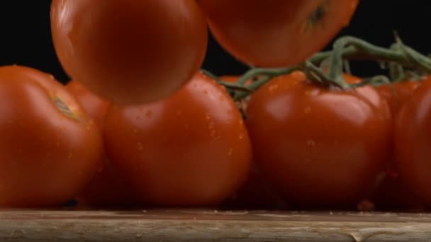 Szczegółowy Filmik Dwoma Dojrzałymi Pomidorami Spadającymi Drewnianą Deskę Dodatkowe Pomidory Wideo Stockowe
