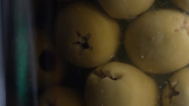 许多绿色橄榄在玻璃瓶中捕获在宏观 开胃菜中 — 图库视频影像