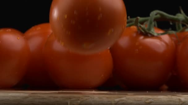 Super Slow Motion Fresh Tomato Uderzające Drewniany Stół Wodą Splash Wideo Stockowe