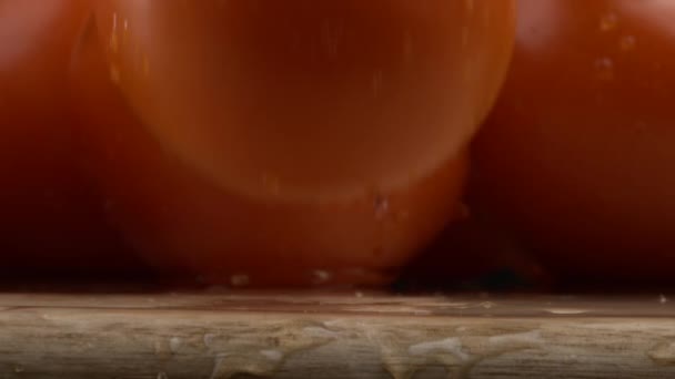 Super Slow Motion Fresh Tomato Falling Table Water Splashes 1000 Wideo Stockowe bez tantiem