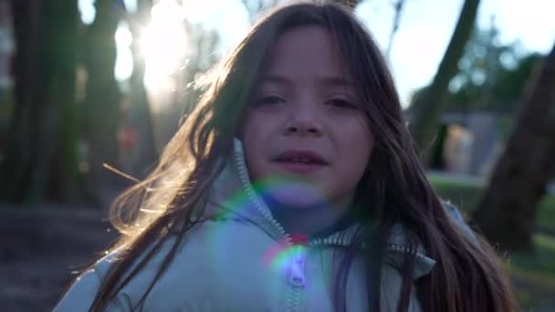 Portretul Unei Fetițe Zâmbind Camera Stând Afară Timpul Apusului Iarnă — Videoclip de stoc
