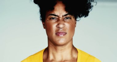 Kızgın genç siyah bir kadın kameraya bağırıyor elleri bağrışırken perişan oluyor. Afrika kökenli 20 'li yaşlarda