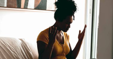 Ruhani genç Afrikalı Amerikalı Tanrı 'ya evde dua eden kollarını havaya kaldırarak ilahi varlığın varlığını hisseden genç bir Amerikalı. Evanjelik siyah yirmili yaşlarda umut besleyen bir kız.