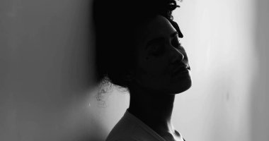 Depresyondaki genç siyahi bir kadın duvara yaslanıyor. Zihinsel hastalıkla mücadele eden yalnız ve çaresiz bir kadın. Siyah ve beyaz olarak acı çeken 20 'li yaşlardaki Afrikalı Amerikalıların silueti.