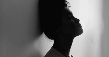 Depresyondaki genç siyahi bir kadın duvara yaslanıyor. Zihinsel hastalıkla mücadele eden yalnız ve çaresiz bir kadın. Siyah ve beyaz olarak acı çeken 20 'li yaşlardaki Afrikalı Amerikalıların silueti.