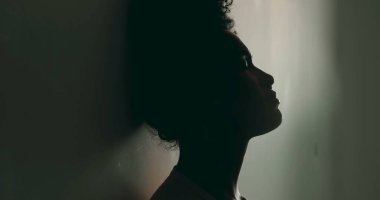 Çaresizlik içindeki bir genç siyahi kadın, Yalnızlıkta Duvara Yaslanarak, Zihinsel Hastalıkla Savaşan, 20 'li yaşlarda Afrikalı Amerikalıların Silueti Yalnızlıkta Acı Çekiyor
