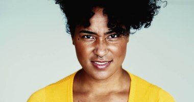 Kızgın genç siyah bir kadın kameraya bağırıyor elleri bağrışırken perişan oluyor. Afrika kökenli 20 'li yaşlarda