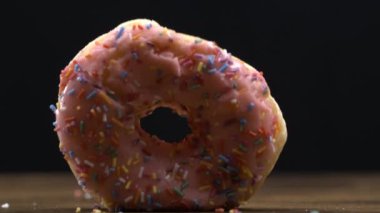 Büyük çörek, makro mercekte yavaş çekimde su yüzeyi masasına düşer.