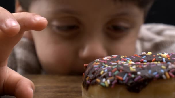 Paciente Menino Com Olhos Fixos Doce Donut Abraçando Gracificação Atrasada — Vídeo de Stock