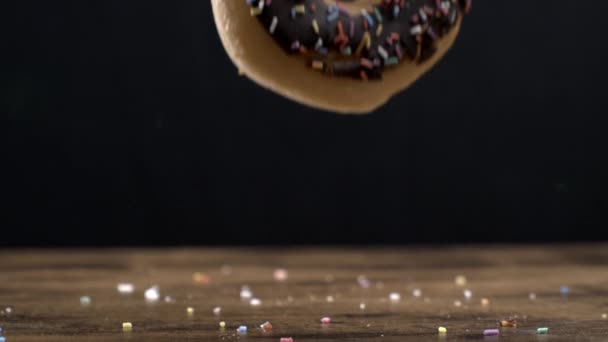 Grote Chocolade Donut Valt Tafel Oppervlak Super Slow Motion 800 — Stockvideo