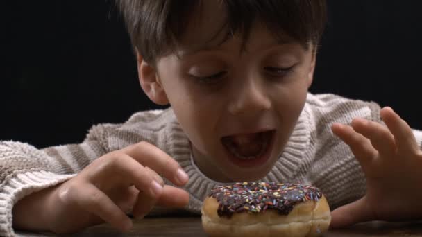 Açık Ağızlı Genç Çocuk Masada Tatlı Donut Sabırsızlıkla Bekliyor Gecikmiş — Stok video