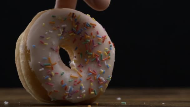 Girando Grande Donut Superfície Mesa Câmera Lenta Capturada Com Uma — Vídeo de Stock