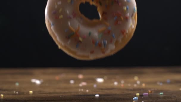 Grote Witte Donut Dalend Tafel Slow Motion 800 Fps Macro — Stockvideo