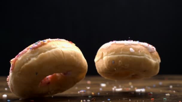 Тріо Пончиків Падають Стіл Повільному Русі Захоплений 800 Фунтів Чорному — стокове відео