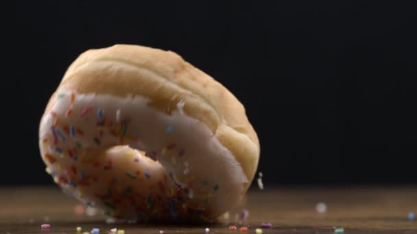 Dois Grandes Donuts Caindo Superfície Mesa Super Slow Motion 800 — Vídeo de Stock