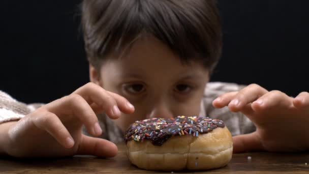 Menino Com Boca Aberta Aguardando Ansiosamente Doce Donut Mesa Incorporando — Vídeo de Stock