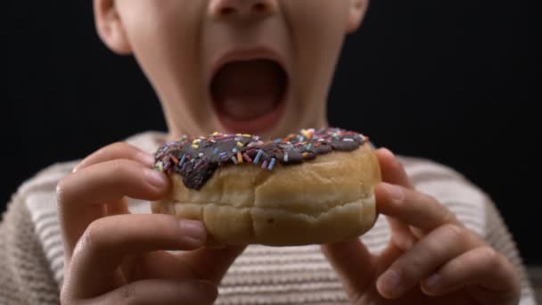 Child Holding Donut Patiently Awaiting Sugar Rush Focado Doce Trate — Vídeo de Stock