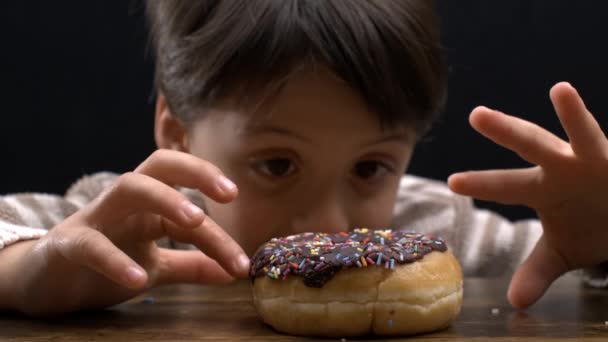 Gratificação Retardada Jovem Querendo Comer Rosquinha Mesa Bem Aberta Olhando — Vídeo de Stock