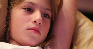 Çocuk yüz ifadesini kapatır film izleyip hikaye öğrenir