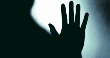 Sisli Camların Arkasındaki Resmî Siluet, Depresyonla Mücadele, Kurtulma Arzusu. Zihinsel hastalıktan muzdarip çaresiz insan