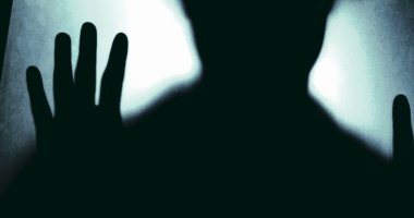 Sisli Camların Arkasındaki Resmî Siluet, Depresyonla Mücadele, Kurtulma Arzusu. Zihinsel hastalıktan muzdarip çaresiz insan