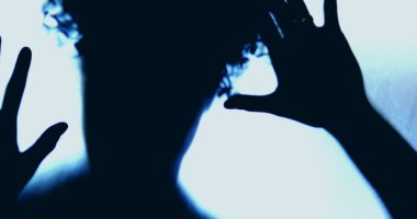 Karanlık Cam 'da Gölgeli Şekil, Kaçış Arzusu, Dayanıklı Yalnızlık ve Zihinsel Mücadele, Hayatın zorlukları ve hastalığın soyut tasviri