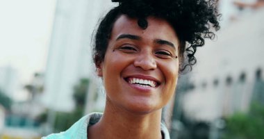 Bir Neşeli Genç Siyah Brezilyalı Kadın Şehir Sahnesinde Gülümsüyor, Otantik Mutluluk Portresi, 20 'lerin gerçek hayat gülüşü ve gülümsemesi