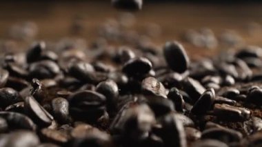 Makro kahve çekirdekleri 800 fps hızla yavaş çekimde düşüyor.