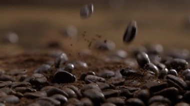 Kahve çekirdeğinin Macro mercekleri Süper Yavaş Çekimde 1000 fps hızla düşüyor