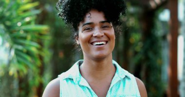 Neşeli Siyah Kadın Dostane Davranışlarla Kameraya İlerliyor, Güney Amerika Latin Afrikalı Yetişkin İzleme Çekimi