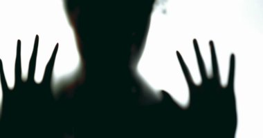 Bulanık Camların Arkasındaki Siluet, Kapana kısılmış Hissetme, Zihinsel Hastalıkla Mücadele Kavramsal Görüntüsü, Umutsuzluğa Yaslanma