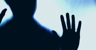 Karanlık Cam 'da Gölgeli Şekil, Kaçış Arzusu, Dayanıklı Yalnızlık ve Zihinsel Mücadele, Hayatın zorlukları ve hastalığın soyut tasviri