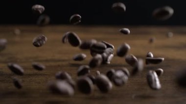 Makro kahve çekirdekleri 800 fps hızla yavaş çekimde düşüyor.