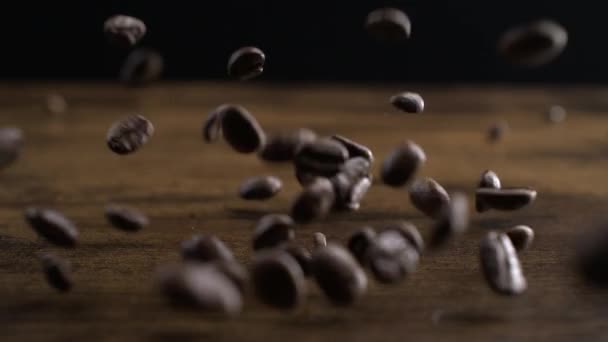 Макроснимок Кофейных Зерен Падающих Замедленной Съемке 800 Кадров Секунду — стоковое видео
