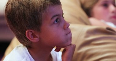 Gerçek hayatta çocuklar akşamları film izlerken tepki verir.